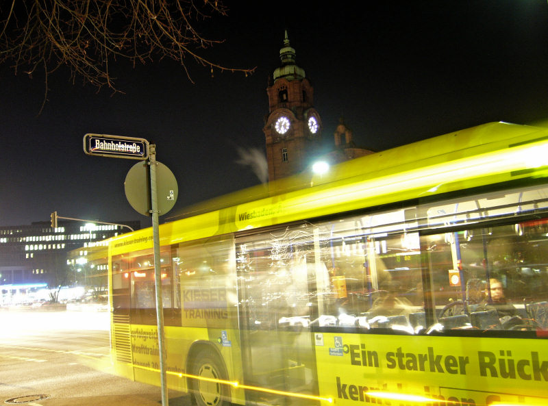 EsWe bus in Wiesbaden, bei Nacht